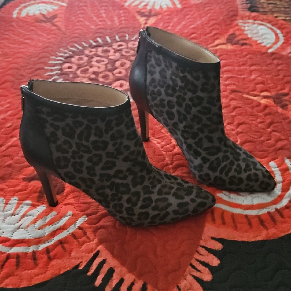 Adrienne Vittadini Leopard Print Ankle Booties *Size 8